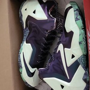 Lebron Allstars 11 Glow in the dark Size 5.5 Rare